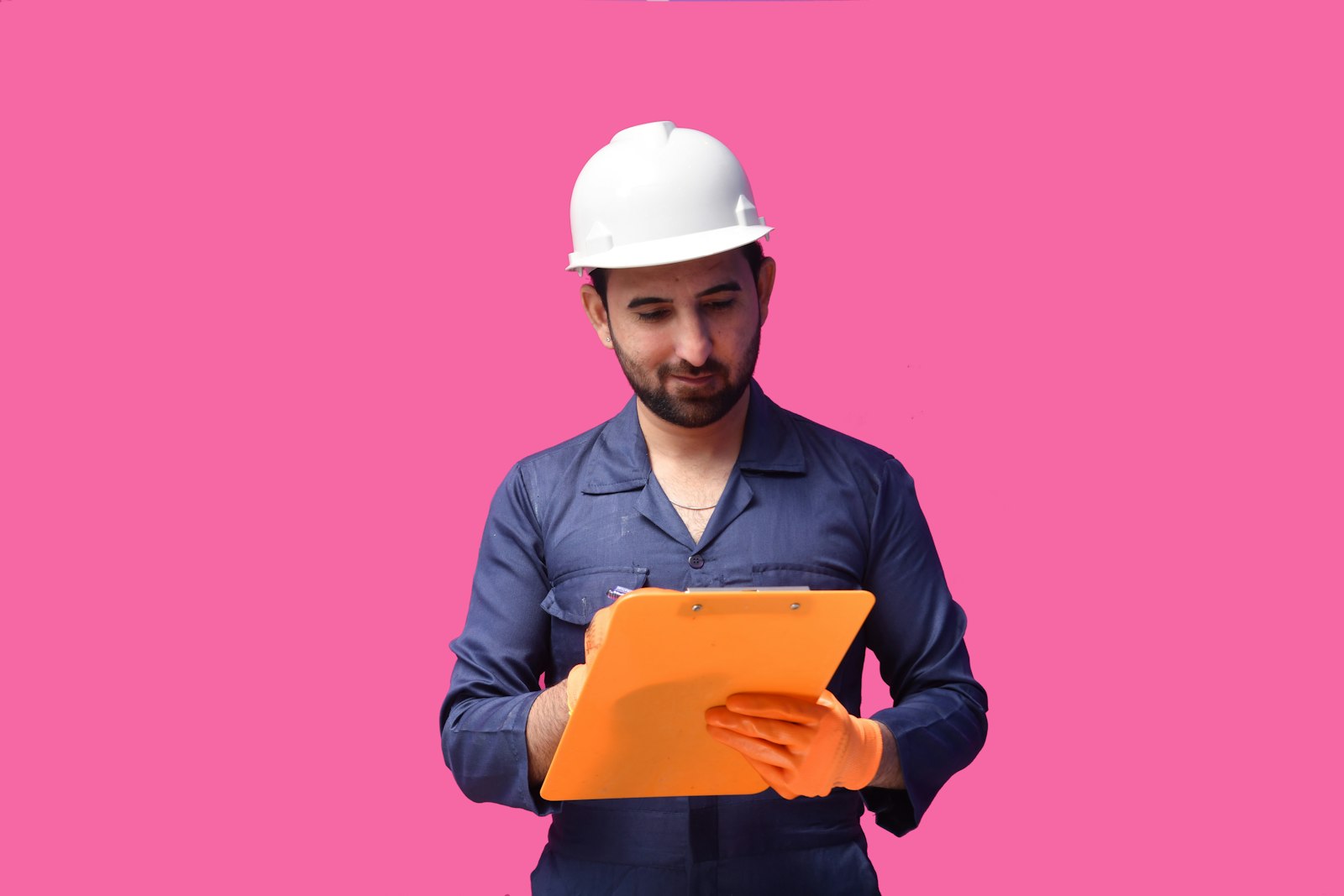 Tekniker med dokumentation i produktionen