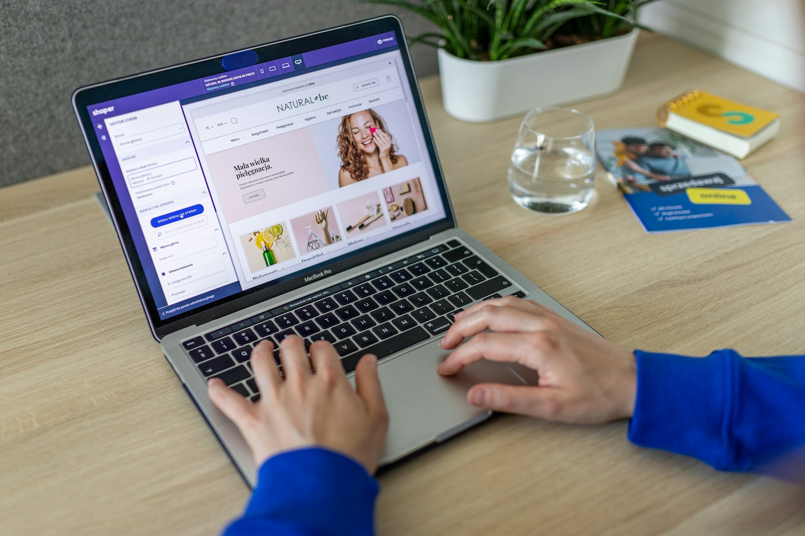 Onlinesalg på en bærbar computer