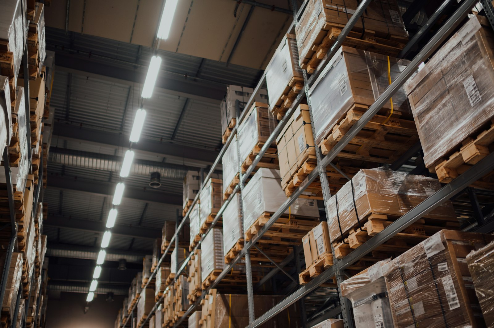 Papkasser på reol i lager – produkter klar til forsendelse fra webshop